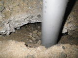 ネズミの侵入口（床下配管部分）